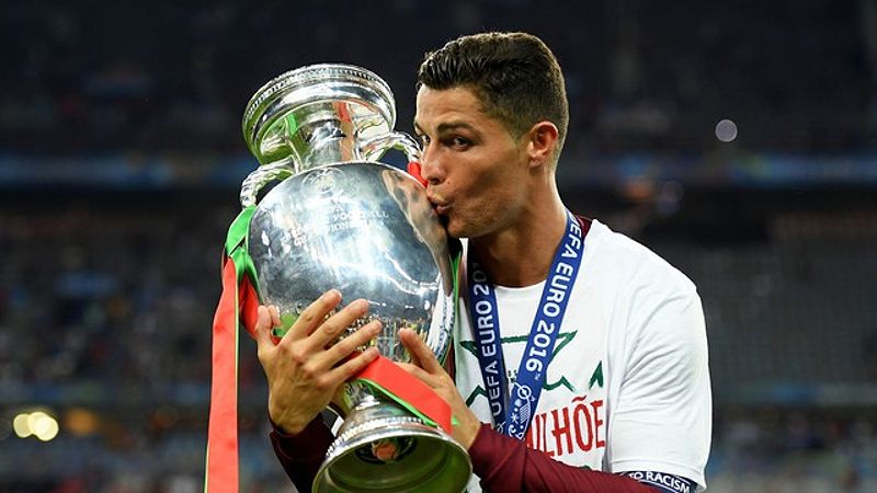 10 cầu thủ xuất sắc nhất lịch sử: Messi chễm chệ ngôi đầu, Ronaldo xếp gần cuối - Ảnh 3