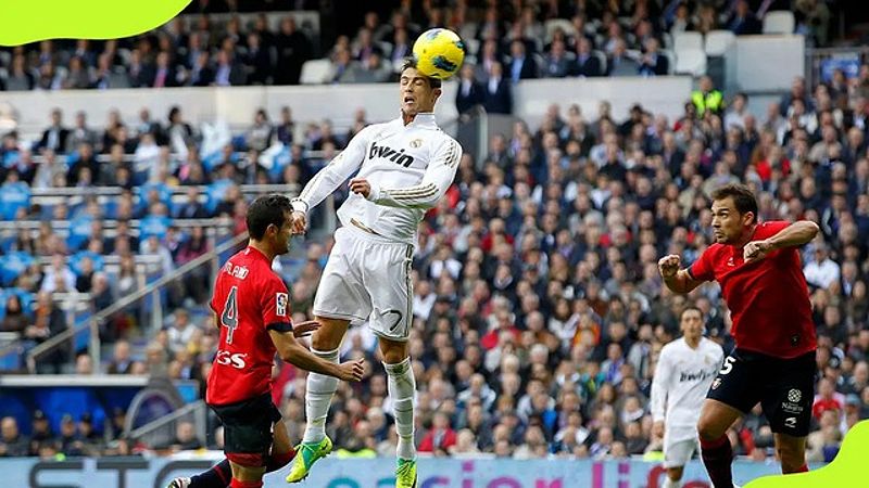 Cristiano Ronaldo trong một pha bật nhảy ấn tượng